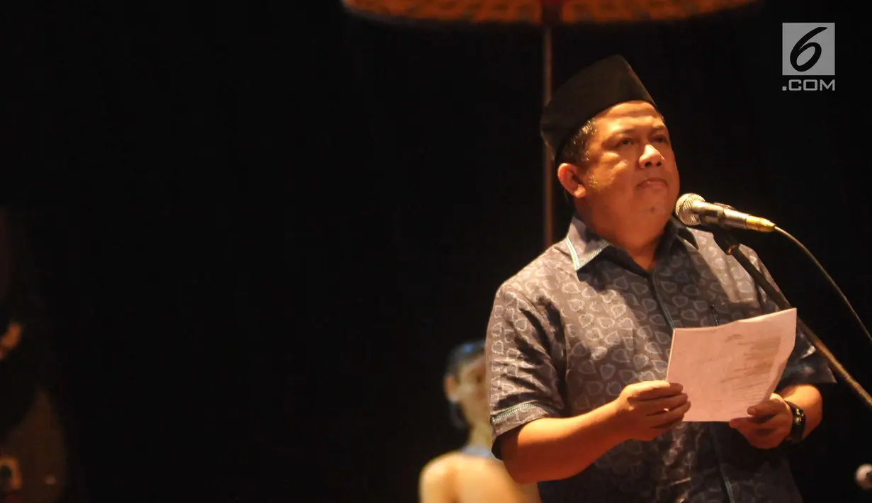 Wakil ketua DPR RI, Fahri Hamzah saat membacakan Puisi Musikal di Acara Tadarus Puisi Ramadhan di Teater Kecil, Taman Ismail Marzuki, Jakarta, Kamis (1/6). Acara itu digelar dalam rangka memperingati Hari Lahirnya Pancasila. (Liputan6.com/Helmi Afandi)