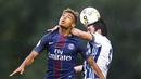 Pemain Paris St Germain, Antoine Bernede (kiri) berduel dengan pemain West Brom, Claudio Yacob pada laga uji coba di Schladming Athletic Area, Austria, (13/7/2016). PSG menang 2-1. (Action Images via Reuters/Dominic Ebenbichler)