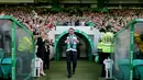 Mantan pelatih Liverpool, Brendan Rodgers disambut meriah oleh para fans Celtic FC saat memasuki stadion Celtic Park, Skotlandia, (23/5). Brendan Rodgers resmi ditunjuk untuk menjadi manajer juara Liga Skotlandia 2015/2016 tersebut. (Reuters / Russell)
