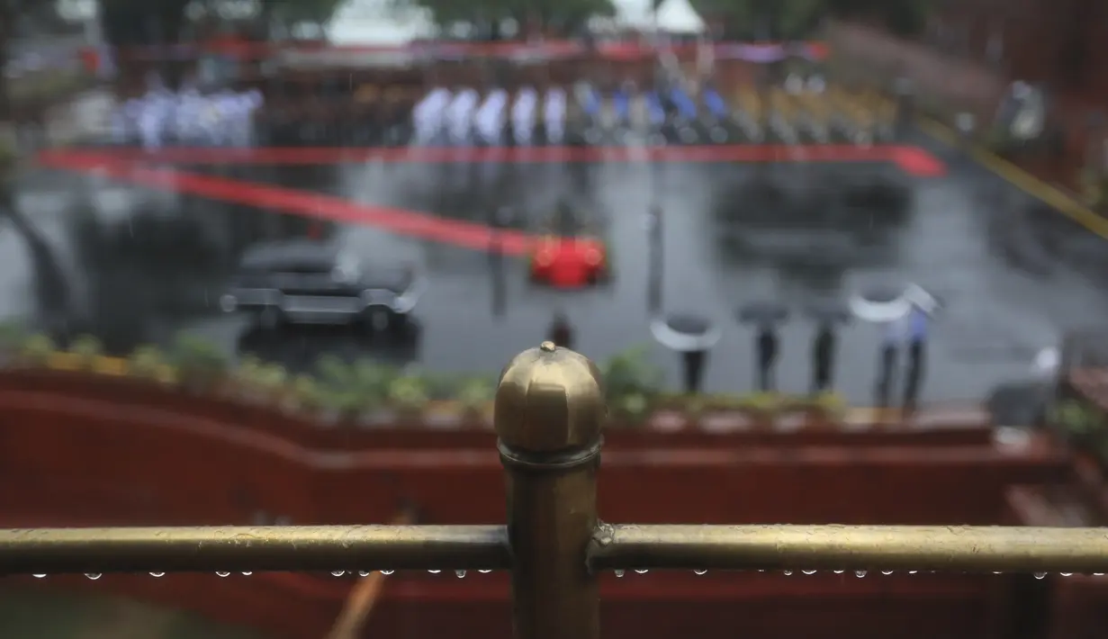 Petugas keamanan dan pejabat melakukan gladi bersih upacara Hari Kemerdekaan di monumen Benteng Merah saat hujan di New Delhi, India, Kamis, (13/8/2020). India akan merayakan Hari Kemerdekaan ke-74 pada 15 Agustus. (AP Photo / Manish Swarup)