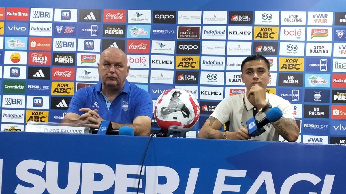 Bojan Hodak Angkat Topi untuk Performa Persib Usai Taklukkan Persebaya di BRI Super League