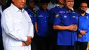 Prabowo dan Zulkifli Hasan saling memberikan salam hormat dan berjabat tangan saat bertemu. Kemudian, Prabowo mengajak Zulkifli Hasan masuk ke kediamannya. (merdeka.com/Imam Buhori)