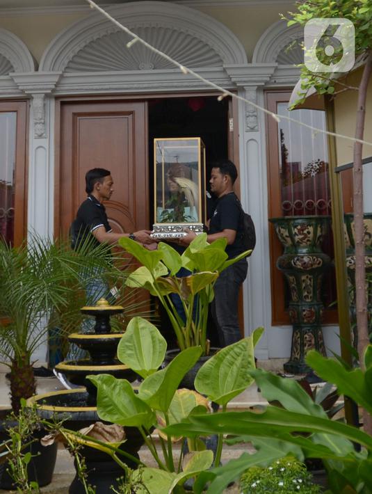 Petugas menyita hewan yang diawetkan (offset) saat penggeledahan terhadap rumah tersangka penodongan pelajar SMA menggunakan senjata api, Abdul Malik di kawasan Kemang, Kamis (26/12/2019). Offset hewan-hewan itu kemudian disita polisi untuk penyelidikan lebih lanjut.(merdeka.com/Imam Buhori)