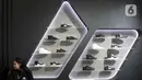 Pengunjung mengamati produk sepatu saat gelaran Jakarta Sneaker Day di Jakarta Convention Center (JCC), Senayan, Jakarta, Jumat (14/2/2025). (Liputan6.com/Herman Zakharia)