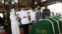 Presiden ke-6 Susilo Bambang Yudhoyono, Agus Harimurti Yudhoyono dan Anisa Pohan memanjatkan doa untuk almarhum Siti Habibah di Puri Cikeas, Bogor, Sabtu (31/8/2019) Ibunda SBY wafat pada Jumat (30/8) di RS Mitra Keluarga Cibubur dan akan dimakamkan di TPU Tanah Kusir. (Liputan6.com/Herman Zakharia)