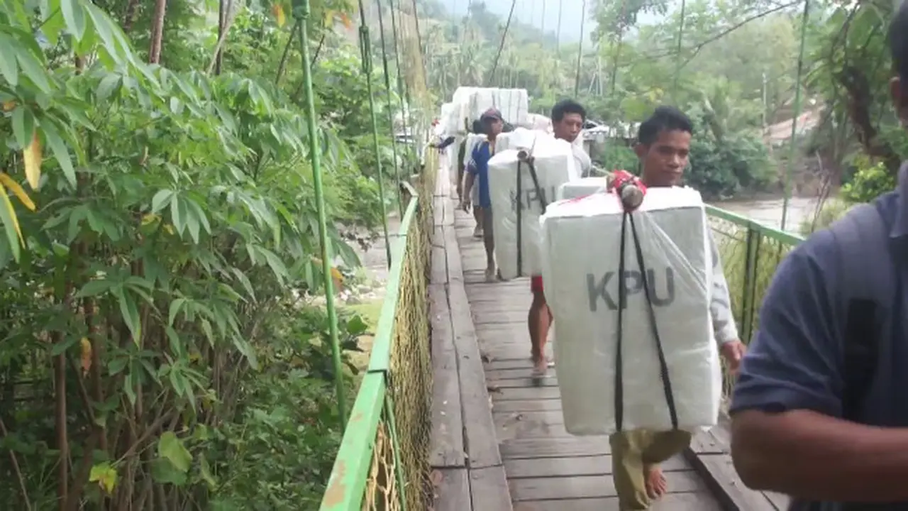 Berjalan Kaki 13 Jam Menyusuri Hutan Demi Distribusi Logistik Pemilu 2019