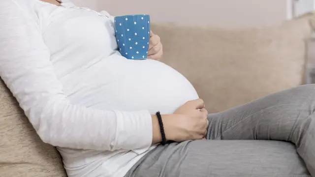 Ilustrasi Ibu Hamil Minum Kopi (iStockphoto)