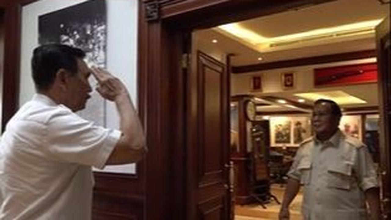 Menariknya, saat melihat Prabowo menyambut di depan pintu, Luhut tampak langsung memberikan hormat.