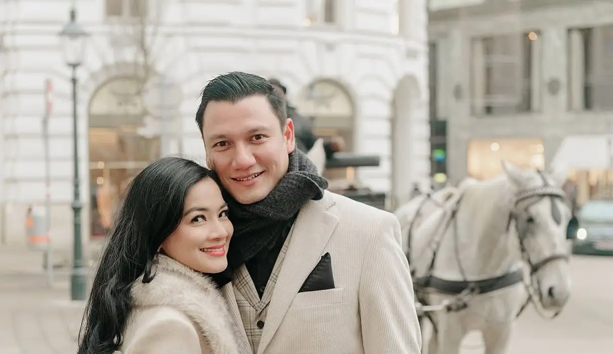 Titi Kamal dan Christian Sugiono melanjutkan liburan keliling Eropa dengan singgah di Vienna. Pasangan suami istri ini tuai pujian dengan gaya romantisnya [@titi_kamall]