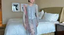 Sementara itu, Beby Tsabina pilih kenakan kebaya modern brukat dengan kain tenun pink silver [@bebytsabina]