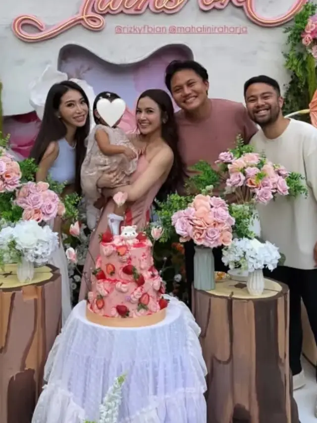 Putri Mahalini dan Rizky Febian rayakan ulang tahun pertama. [@angieprijanto]