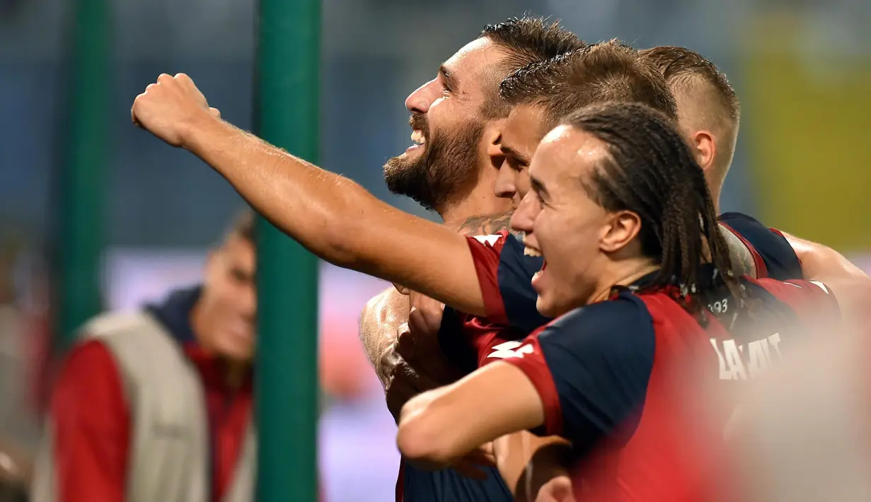 Ekspresi pemain Genoa saat merayakan gol ke gawang AC Milan pada  lanjutan Serie A Italia di  Luigi Ferraris stadium,  Genoa, Rabu (25/10/2016) dini hari WIB. (EPA/Simone Arveda)