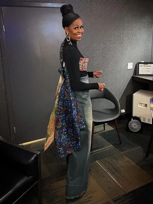 Gaya Edgy Michelle Obama saat Tur Promo Buku Barunya, Berbeda dari Keseharian