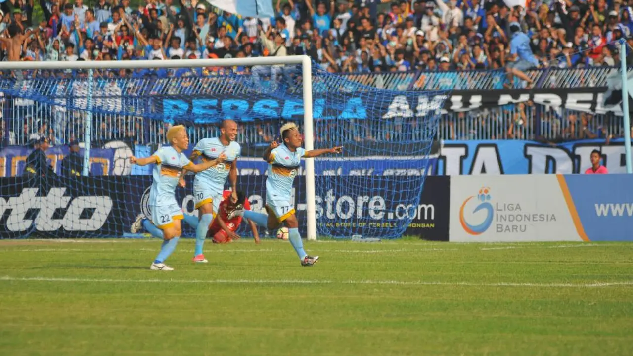 Persela Lamongan coba mencuri angka dari markas PS TNI, Sabtu (27/5/2017). 