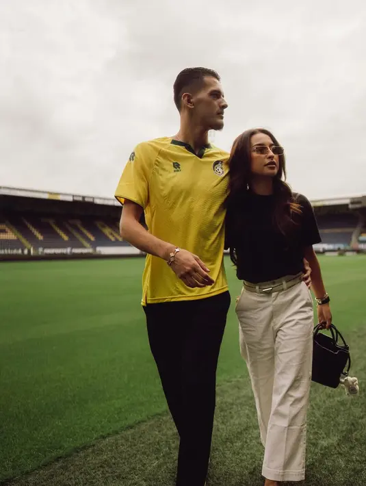 Jennifer Coppen nampak padukan t-shirt dengan celana putih dan wedger yang senada [@jennifercoppenreal20]