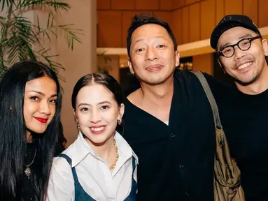 Adhisty Zara, Ringgo Agus Rahman, dan Nirina Zubir hadiri gala premiere film 13 Bom di Jakarta. Melihat kebersamaan ketiganya, netizen akui rindu dengan film Keluarga Cemara. Meski film tersebut sudah lama tayang namun para pemainnya tetap menjaga hubungan baik. Dalam keterangan unggahannya, Zara akui merinding, geregetan dan bangga dengan film 13 Bom di Jakarta. (Liputan6.com/IG/@zaraadhsty)