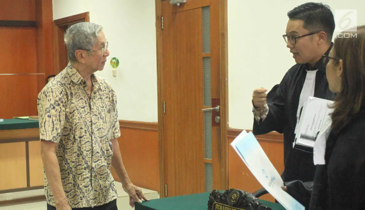 Presdir Jakarta Royale Golf, Muljono Tedjokusumo usai sidang perdana kasus pemalsuan surat dan menempatkan keterangan palsu pada akta autentik di PN Jakbar, Rabu (7/11). Lokasi  tanah di Jalan Raya Puri Kembangan RT 011/RW 005. (Merdeka.com/Arie Basuki)