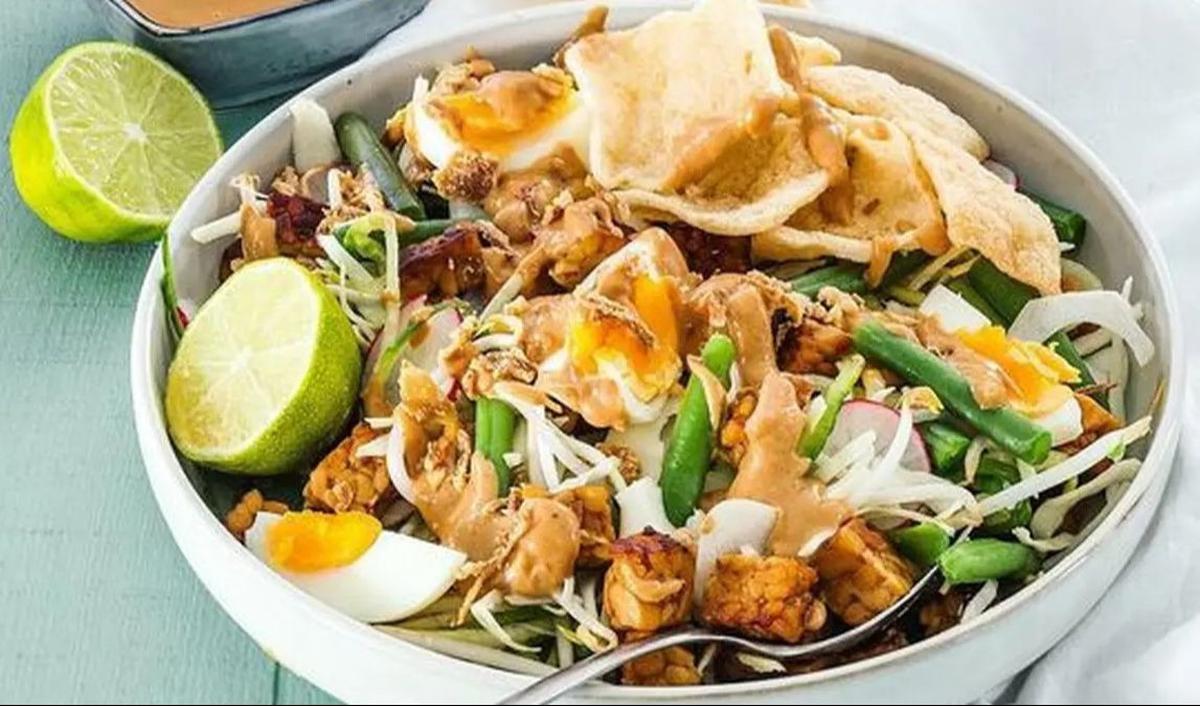 3. Karedok: Sayuran Segar dengan Bumbu Kacang