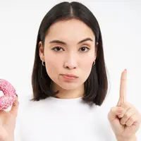 Dengan mengurangi mengonsumsi tepung dan gula, Sahabat Fimela dapat mudah dalam menjaga berat badan agar tetap ideal. [Dok/freepik.com/benzoix]