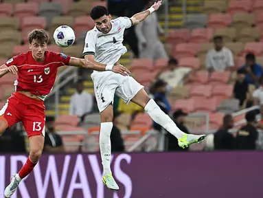 Pemain Timnas Indonesia, Mauro Zijlstra (kiri) berduel udara dengan pemain Iraq, Zaid Tahseen dalam laga putaran keempat Kualifikasi Piala Dunia 2026 yang berlangsung di Stadion King Abdullah Sports City, Jeddah, Arab Saudi, Sabtu (11/10/2025) waktu setempat. (AP Photo/Ali Issa)