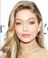 Gigi Hadid memang model papan atas dunia. Nggak hanya cantik saat dipoles makeup. Gigi pun cantik saat bare-faced! (Gigi Hadid/Instagram; Getty Images/USWeekly)