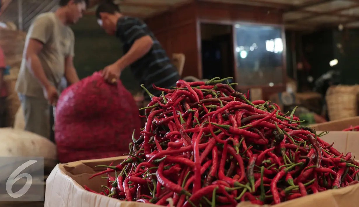 Melimpahnya pasokan cabai merah di minggu kedua Ramadan membuat harganya mengalami penurunan dari Rp 40.000/kg menjadi Rp 25.000/kg - Rp 28.000/kg, Pasar Kramat Jati, Jakarta, Selasa (14/6). (Liputan6.com/Angga Yuniar) 