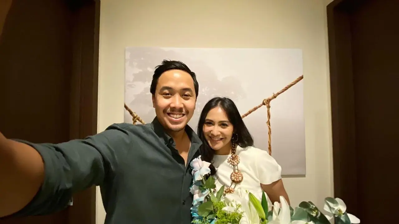 Anniversary Ke-3, Ini 6 Potret Caca Tengker dan Suami Keliling Jakarta Tengah Malam