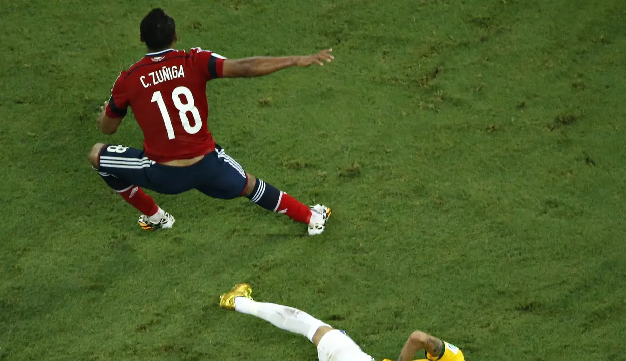 Usai menerima terjangan bek Kolombia Juan Camillo Zuniga dari belakang, Neymar terkapar kesakitan, Brasil, Sabtu (5/7/14). (REUTERS/Fabrizio Bensch)