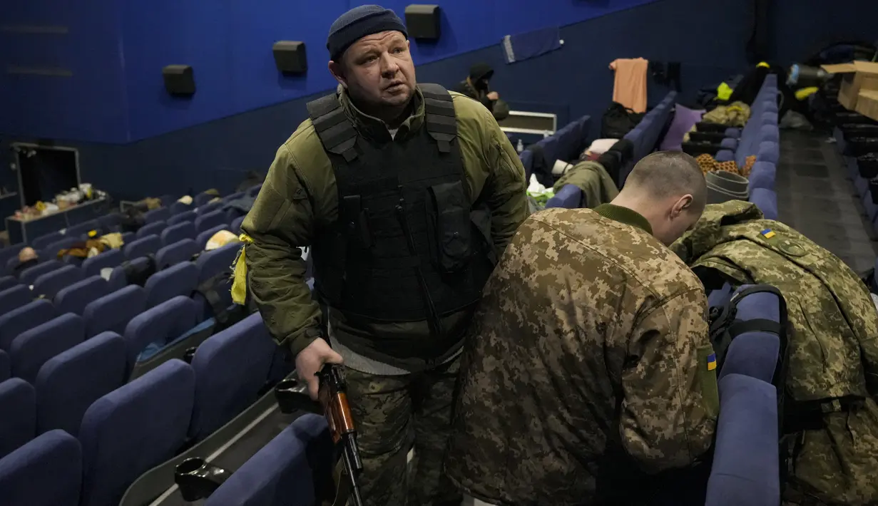 Anggota pertahanan teritorial mengatur perlengkapan mereka di bioskop di Kyiv, Ukraina, Senin (7/3/2022). Ukraina mengklaim lebih dari 11.000 tentara Rusia tewas dalam perang antara Rusia-Ukraina sejak 24 Februari 2022 lalu. (AP Photo/Vadim Ghirda)