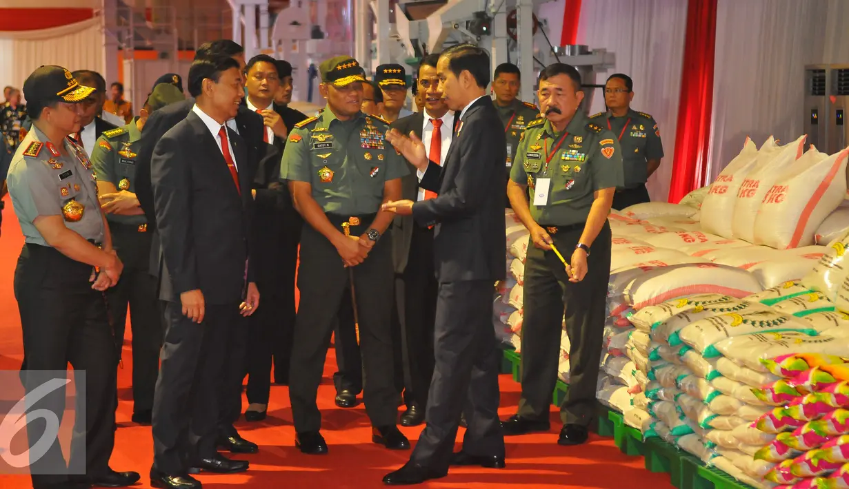 Presiden Jokowi berbincang dengan Panglima TNI Gatot Numantyo, Kapolri Tito Karnavian dan Menkopolhukam Wiranto saat melihat pameran Alpalhan dan SP3D di Mabes TNI, Jakarta, Senin (16/1). (Liputan6.com/Angga Yuniar)