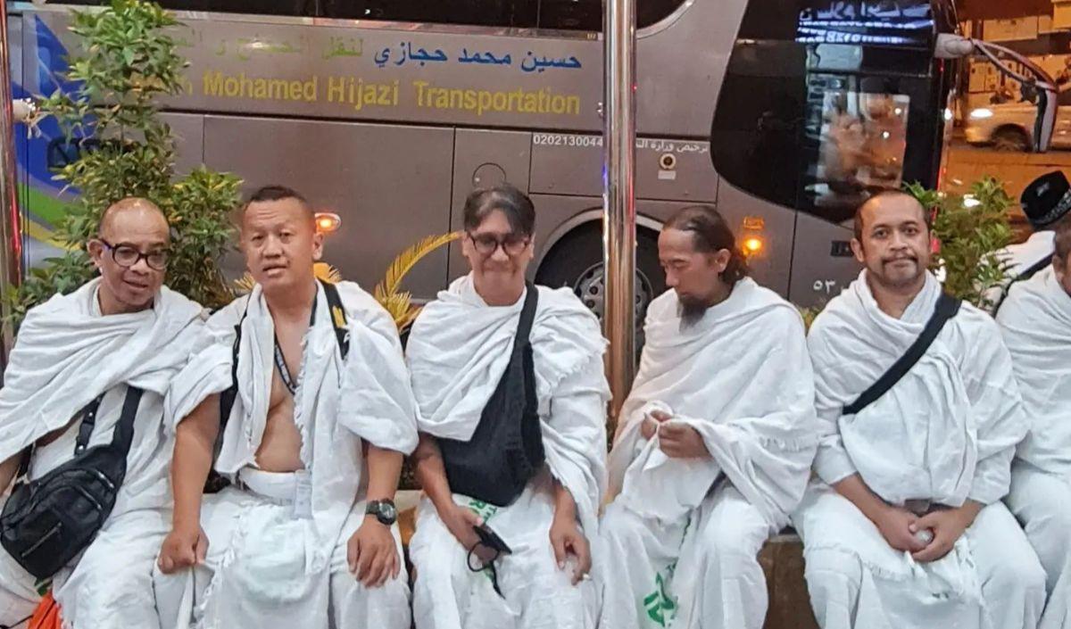 Potret para personel Pas Band saat tiba di Mekkah. Tampak personel Pas Band yakni Yukie, Trisno, Bengbeng, Sandy &amp; Richard mengenakan pakaian ihram.&nbsp;