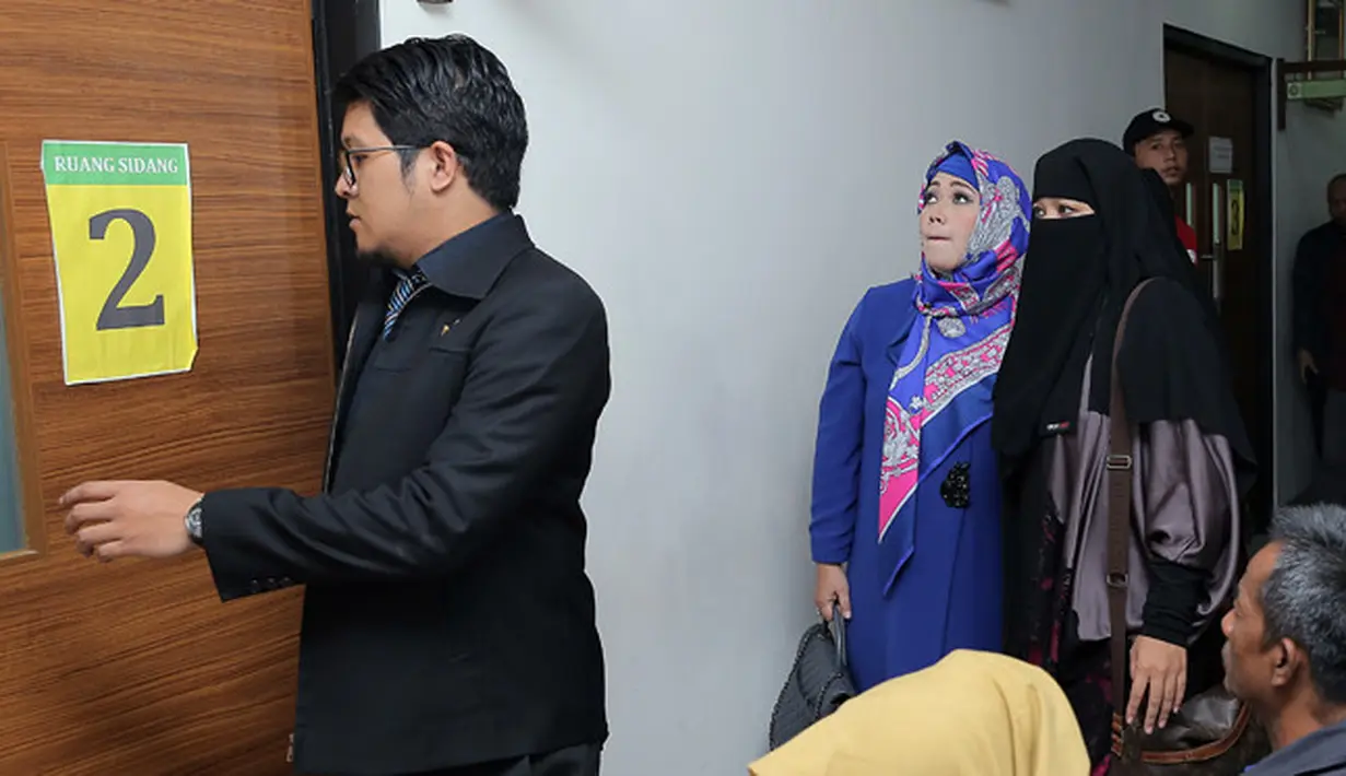 Kabar kisruh rumah tangga Opick dan Dian mulai mencuat sejak tahun lalu. Poligami menjadi salah satu alasan Dian memutuskan untuk mengugat cerai suaminya. (Deki Prayoga/Bintang.com)