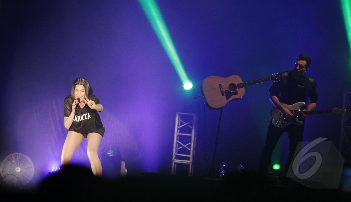 Pemilik nama lengkap Jessica Ellen Cornish tersebut tampil atraktif di atas panggung Java Jazz Festival 2015, JIExpo Kemayoran, Jakarta, Minggu (8/3/2015). (Liputan6.com/Faizal Fanani)
