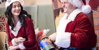 Setiap tahunnya Perayaan Natal dapat dirayakan dengan cara yang berbeda oleh setiap orang. Orlando Bloom dan Katy Pery, di Hari Natalnya kali ini  menyamar seperti Santa Claus saat datang ke rumah sakit. (Foto: PEOPLE)