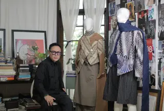 Melihat rancangan wastra ala Deden Siswanto yang bersiluet city look di Parade Wastra Nusantara 2025