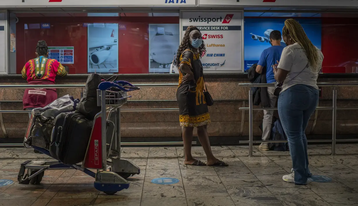 Penumpang menunggu di loket tiket di bandara Johannesburg OR Tambo, Afrika Selatan (29/11/2021). Banyak negara memberlakukan larangan penerbangan terhadap negara-negara Afrika selatan karena kekhawatiran atas varian baru (Covid-19) Omicron. (AP/Jerome Delay)