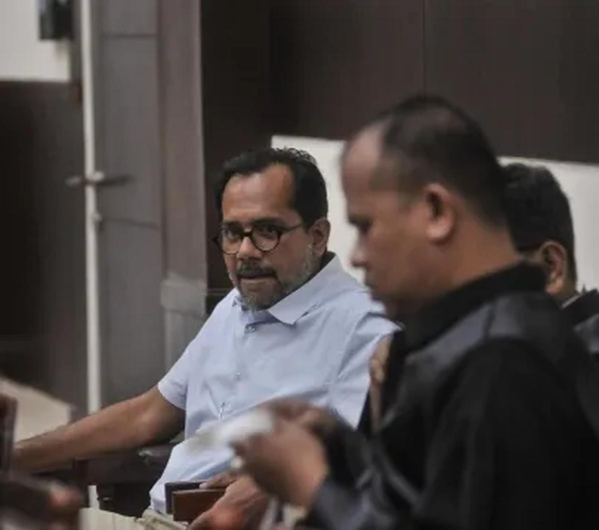 Haris juga dituntut denda sebesar Rp1 juta subsider enam bulan kurungan.<br>