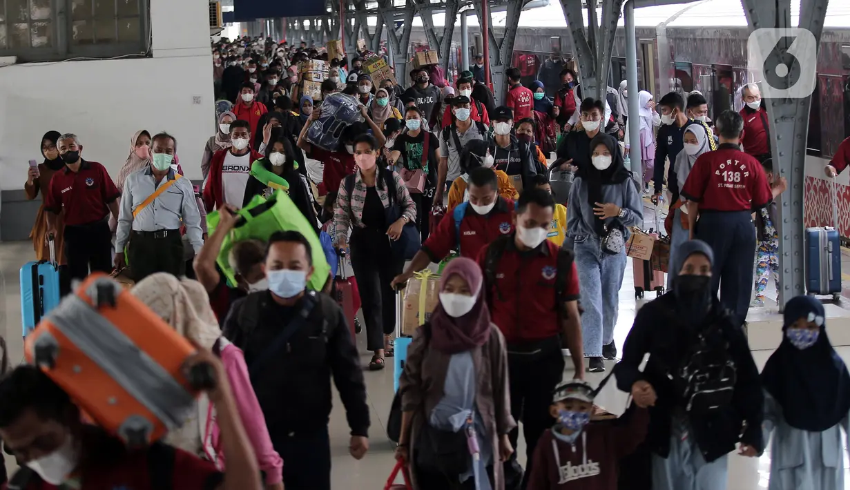 Sejumlah penumpang berjalan setibanya di Stasiun Pasar Senen, Jakarta, Rabu (11/5/2022). Pada hari ini, tercatat jumlah penumpang yang turun di Stasiun Pasar Senen sebanyak 16.100 penumpang. (Liputan6.com/Angga Yuniar)