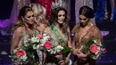 Izabele Coimbra (tengah) setelah dinobatkan sebagai pemenang Miss T Brasil 2017 dalam kontes kecantikan transgender di Sao Paulo, 21 April 2017. Izabele akan mewakili negaranya ke ajang Miss International Queen 2018 di Thailand. (NELSON ALMEIDA/AFP)