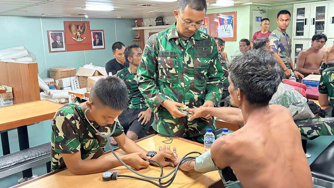FOTO: Momen Dramatis KRI Banjarmasin Selamatkan ABK di Tengah Cuaca Buruk