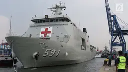 KRI Semarang-594 saat bersandar di dermaga 203, Jakarta, Jumat (15/3). Kapal itu tiba di Jakarta untuk memperkuat Unsur Satfib Komando Armada (Koarmada) I TNI AL setelah menjalani masa ujicoba dari Surabaya ke Jakarta. (Liputan6.com/Helmi Fithriansyah)