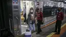 Penumpang kereta api Argo Lawu dari Solo keluar dari gerbong di Stasiun Gambir, Jakarta, Senin (17/5/2021). Kepala Humas PT KAI Daop I Eva Chairunisa mengatakan, pada hari ini diperkirakan akan ada 2.100 penumpang kereta api jarak jauh yang akan tiba di Jakarta. (Liputan6.com/Faizal Fanani)