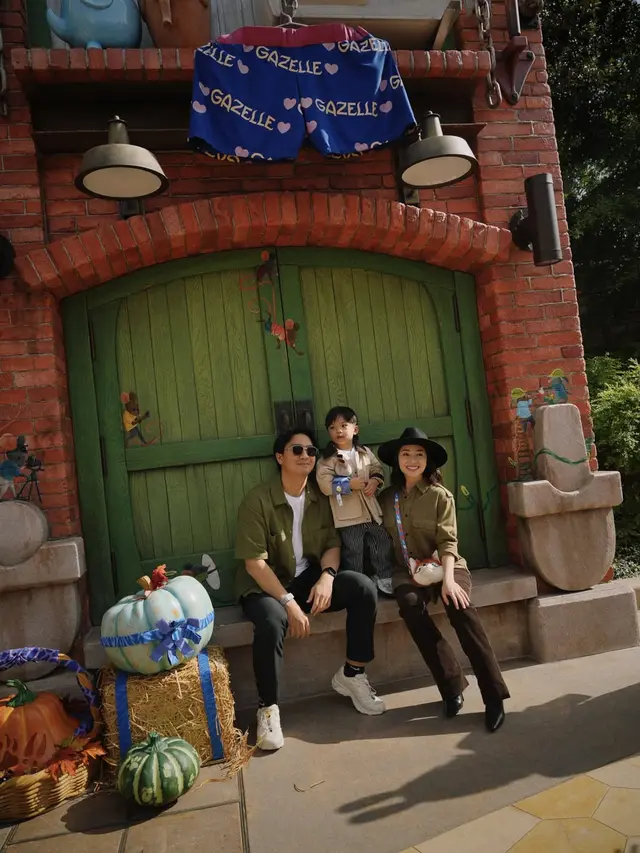 Bentuk Core Memory Anak, Nikita Willy dan Indra Priawan Kompak Ajak Anak Berpetualang di Zootopia dengan Busana Earth Tone