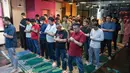 Suasana salat Magrib berjamaah karyawan KLY yang dilanjutkan dengan doa bersama untuk keselamatan lima jurnalis dan tiga kru speedboat yang hilang kontak di perairan Selat Sunda, Kamis (10/9/2026). (KLY/Budy Santoso)