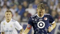 Pemain MLS All-Star, Bastian Schweinsteiger, mengontrol bola saat pertandingan melawan Real Madrid pada laga persahabatan di Soldier Field, Chicago, Kamis (3/8/2017). Real Madrid menang 4-2 atas MLS All-Star melalui adu penalti. (AP/Nam Y. Huh)