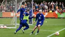 (kiri-kanan) Pemain Belanda Memphis Depay, Davy Klaassen, dan kiper Remko Pasveer (belakang) menjalani sesi latihan jelang tampil pada UEFA Nations League di Kampus KNVB di Zeist, Belanda, 19 September 2022. Belanda akan menghadapi Polandia dan Belgia pada pertandingan UEFA Nations League. (MAURICE VAN STEEN/ANP/AFP)