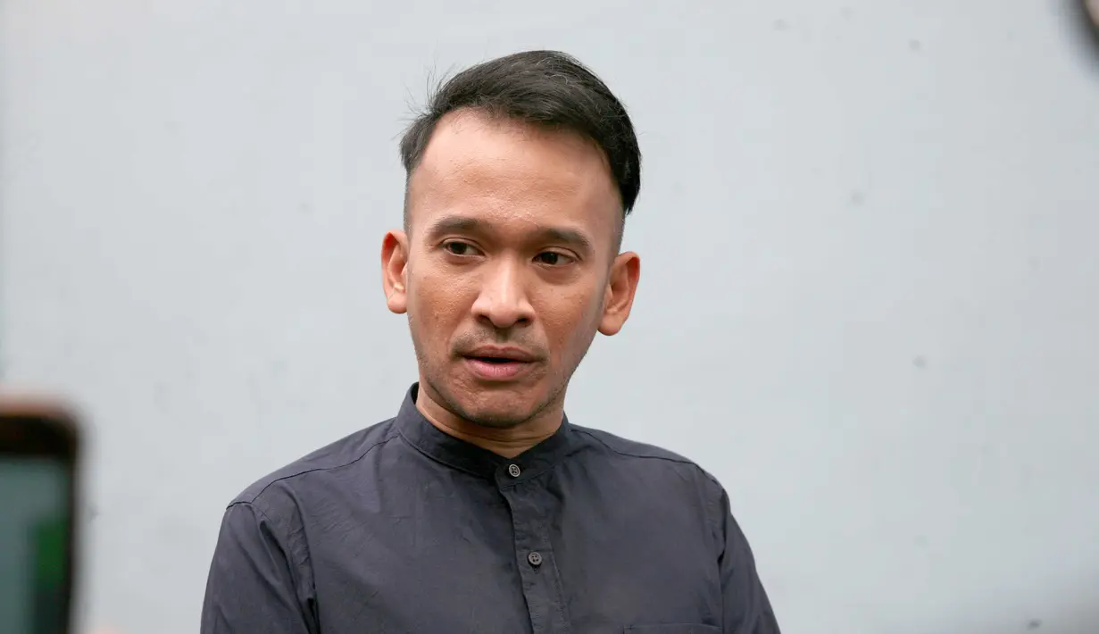 "Terus pas pengantin iring-iringan itu lu nyangka nggak cuma selangkah lagi ini muka gue ini depan bapak Presiden dan ibu Presiden. Terus udah gitu pak Jokowi duluan yang,'halo'," terangnya. (Nuwahyunan/Bintang.com)
