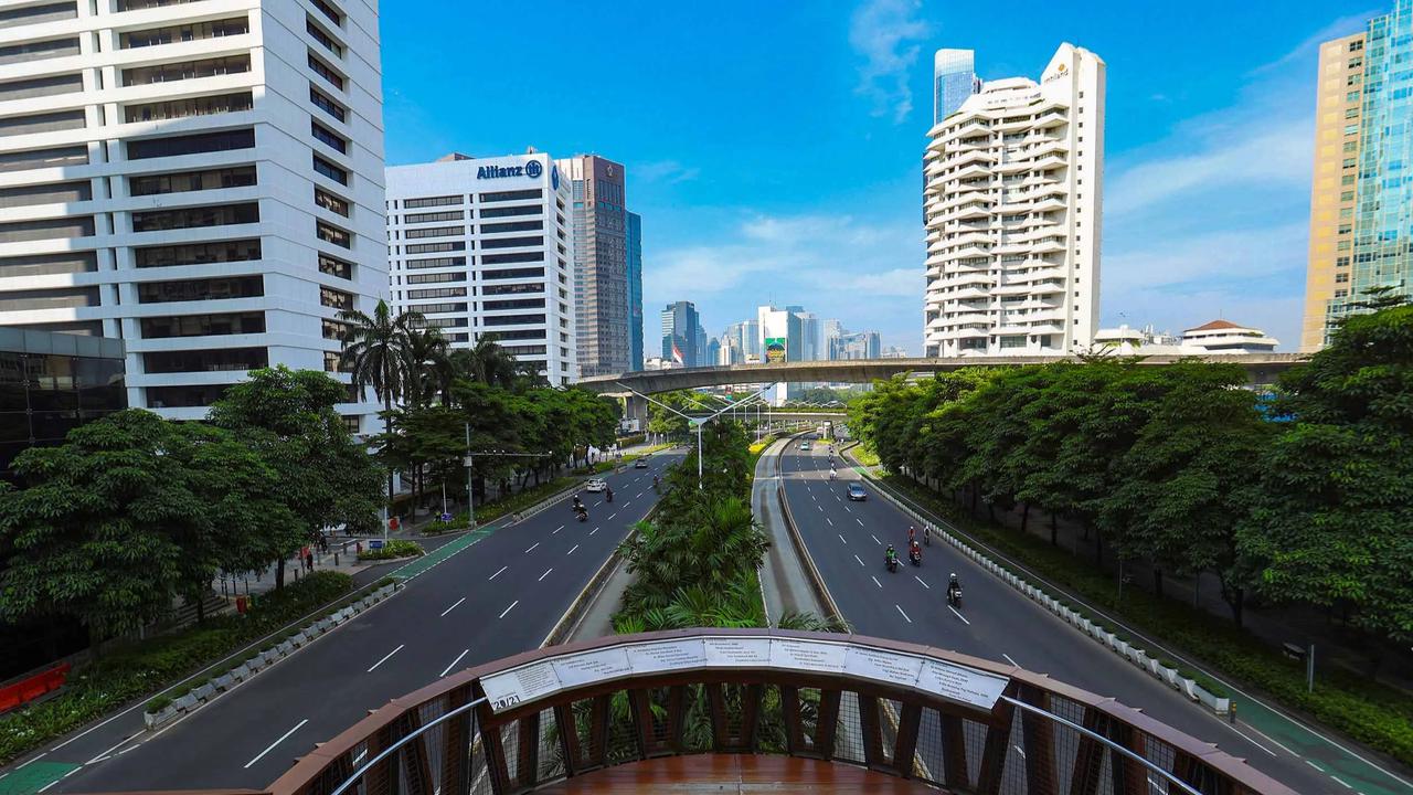 FOTO: Ibukota Jakarta Sepi di Bawah Langit Biru