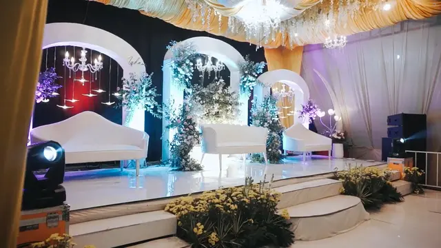 Singgasana pengantin Gus Iqdam dan Ning Nila (SS: YT. Gus Iqdam Official)