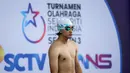 Selebritas Indonesia, Emyr Razan bersiap sebelum berkompetisi dalam cabor renang nomor 50 meter gaya dada putra Turnamen Olahraga Selebriti Indonesia (TOSI) Season 3 yang berlangsung di PPOP Ragunan, Jakarta Timur, Sabtu (19/10/2024). (Bola.com/Bagaskara Lazuardi)